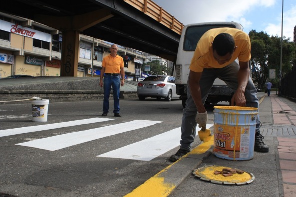 Inician labores de demarcación vial en el Municipio Los Salias.JPG