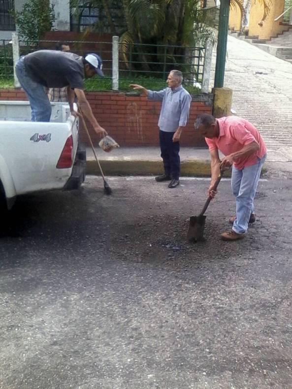 Alcaldía Los Salias realiza trabajos de asfaltado y reparaciones en el ambulatorio de Las Minas (3)