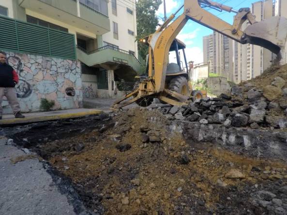 Buscan determinar causa de hundimiento de la Avenida Perimetral de Los Salias (1)